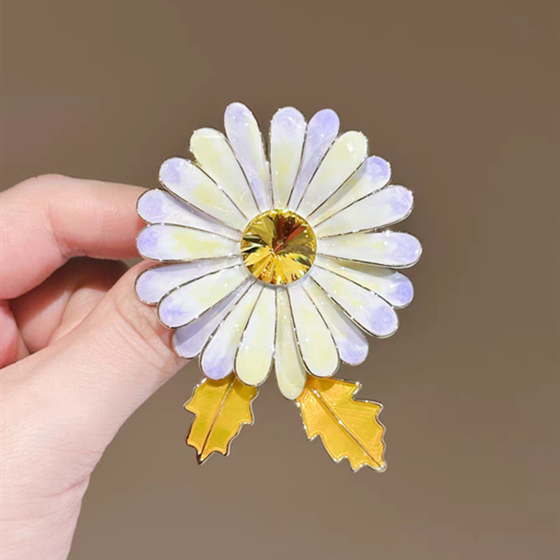 European and American Style Exaggerated Oil-Drip Daisy Brooch for Women, Elegant and Fashionable Yellow Diamond Corsage, Versatile Clothing Pin