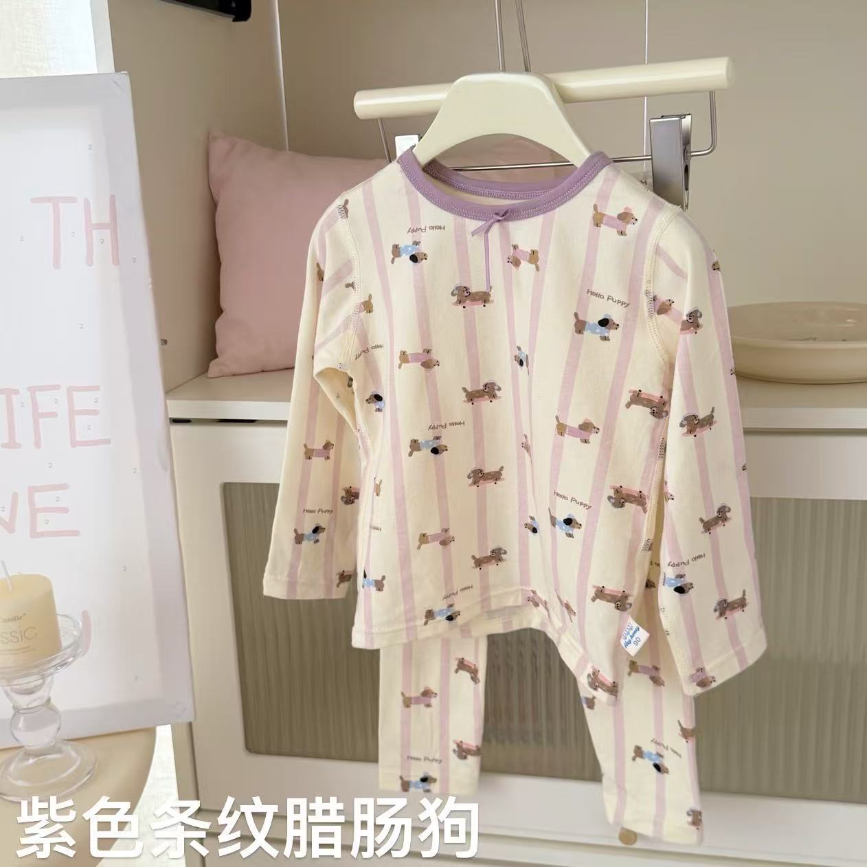 보라색 줄무늬 닥스훈트