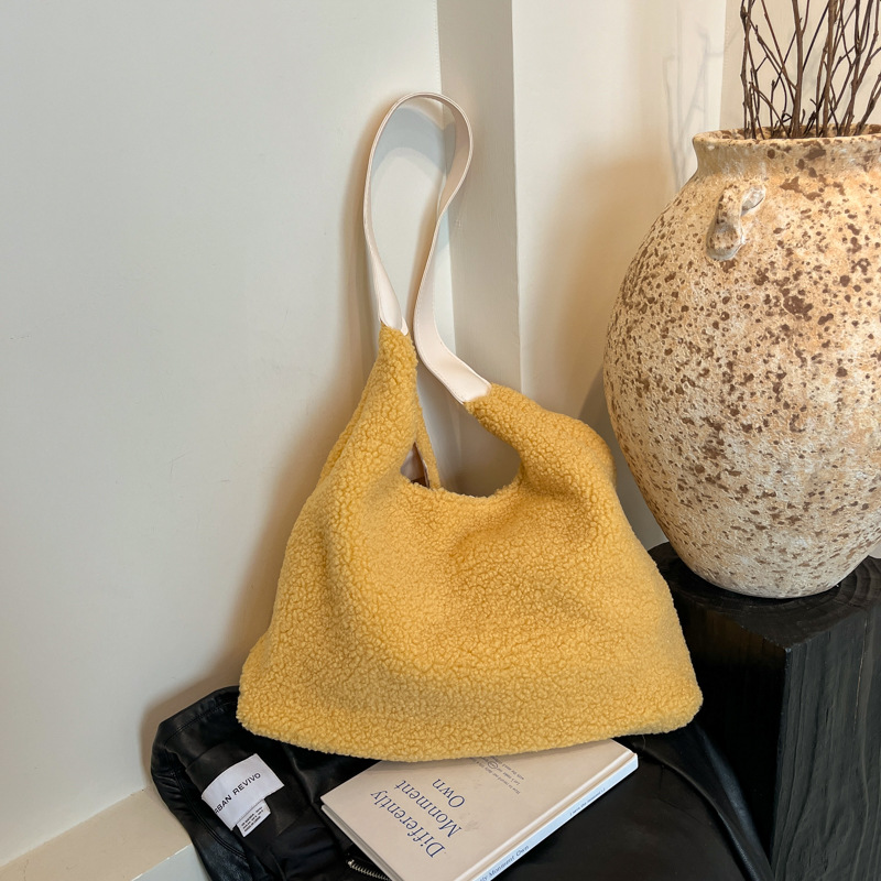 Retro de peluche de gran capacidad 2024 nuevo otoño e invierno estilo de viaje bolso de hombro minimalista estilo bolso de moda