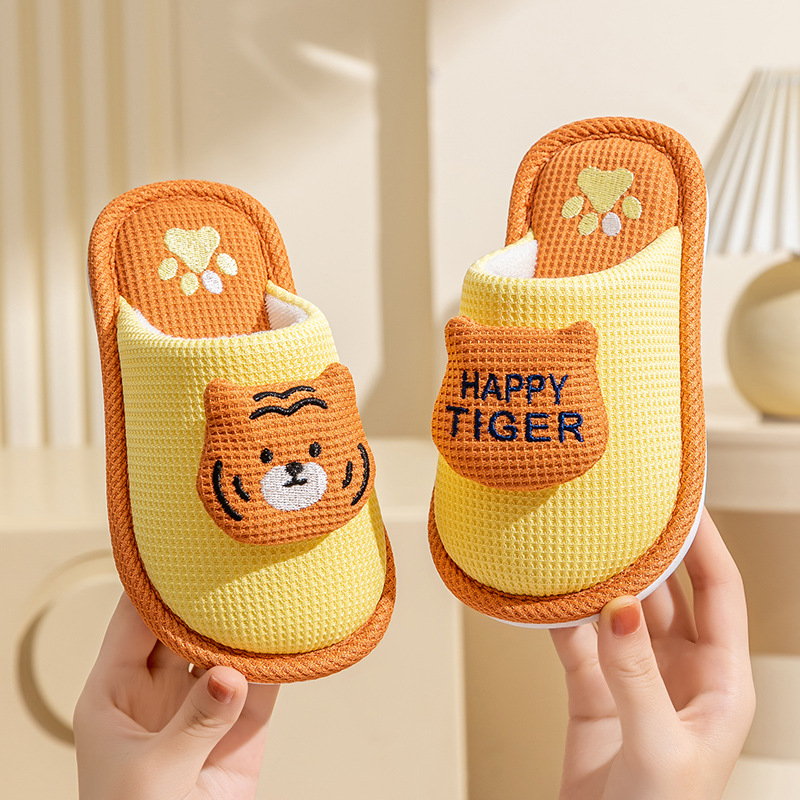 Invierno zapatillas de algodón para niños, niños y niñas, padres e hijos, bolsas de dibujos animados lindas, tacones antideslizantes para bebés en el interior, zapatillas de lana casera