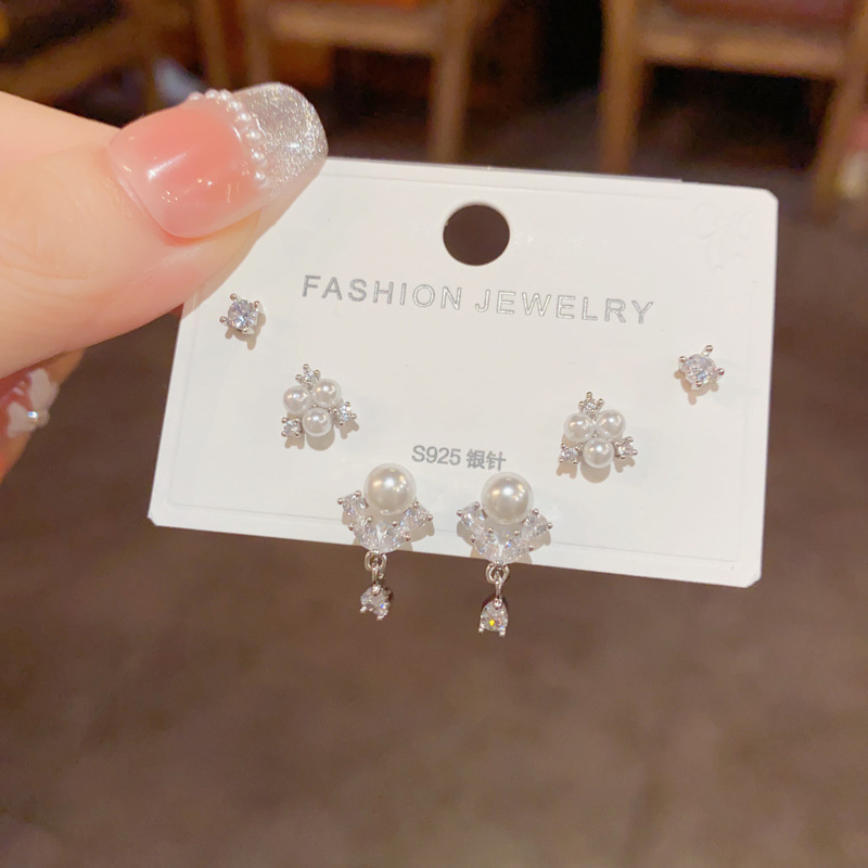 S925 aguja de plata micro incrustaciones de circón pendientes cortos pendientes de pelo corto japonés y coreano elegante todo-fósforo simple conjunto de tres piezas pendientes para las mujeres