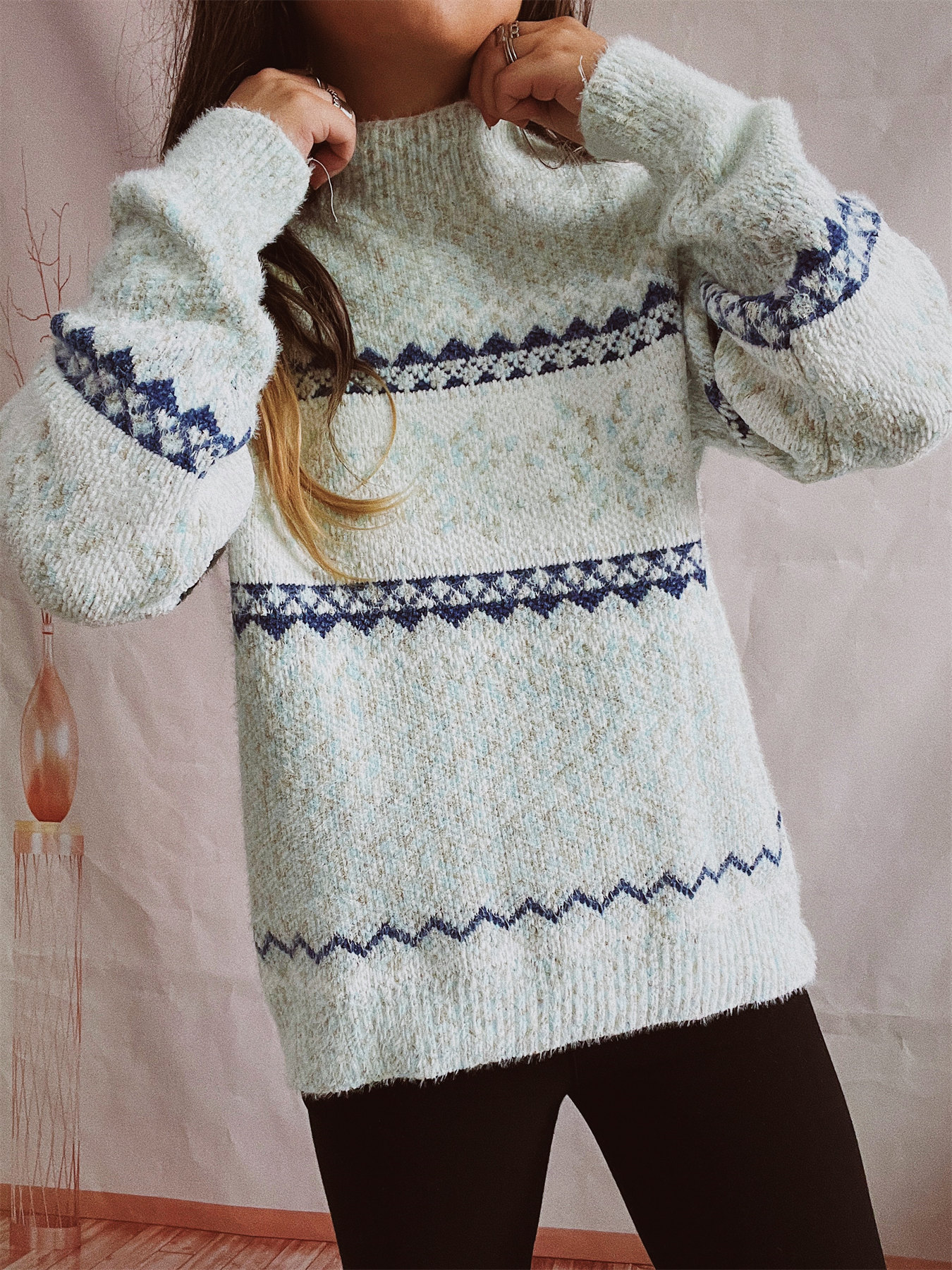 Dámský pletený svetr s dlouhým rukávem a zahuštěným vzorem sněhové vločky a polovičním rolákem_voghion.com