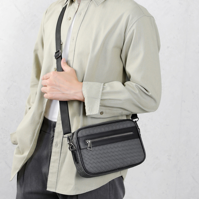 회색으로 짠 대형 가방