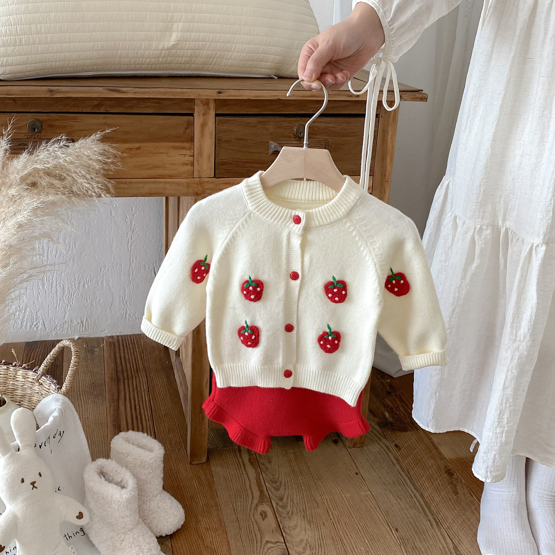 2025秋季新款婴幼儿立体草莓针织套装女宝宝毛衣开衫短裤两件套