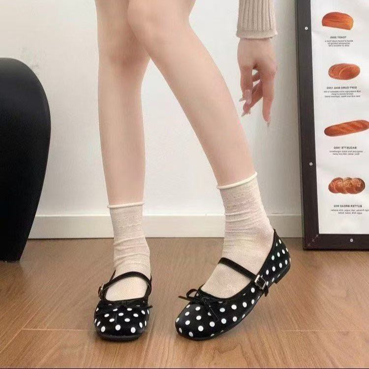 2026 verano nuevo arco de cabeza cuadrada de color de punto nicho ligero de hebilla de una palabra zapatos de moda de mujer