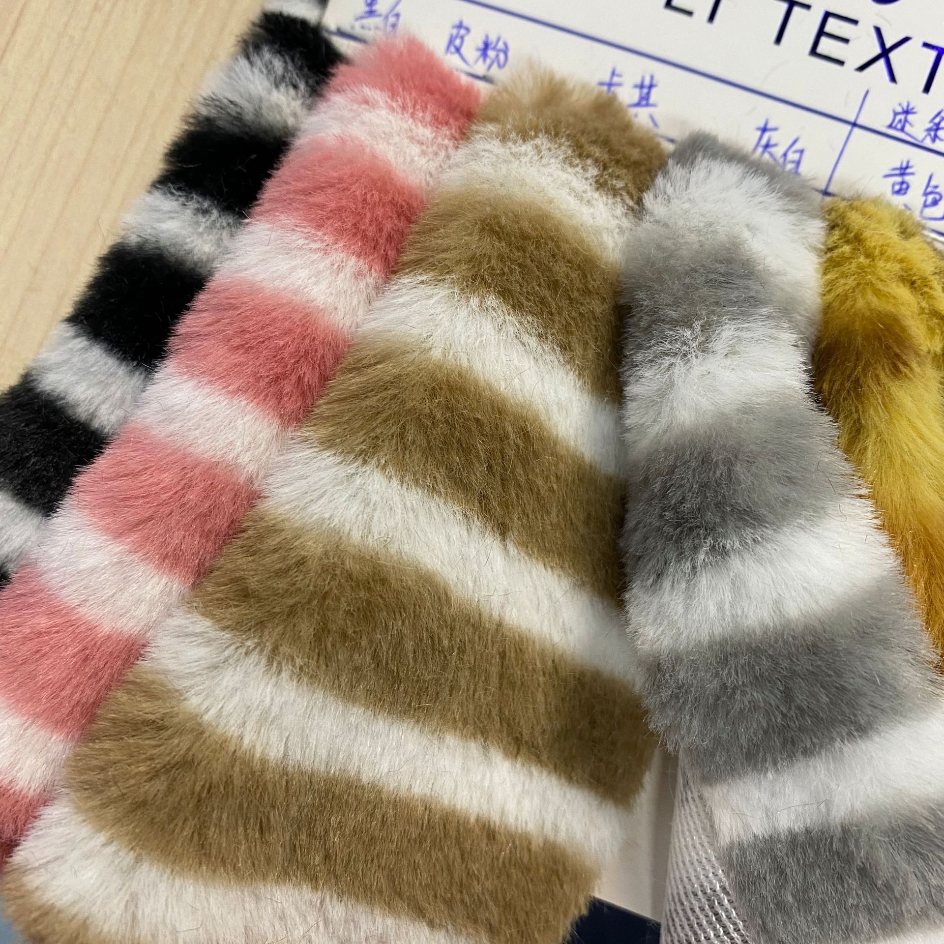 Inventario de impresión de lana de conejo estriado leopardo tela de piel camuflada peluche juguetes zapatos tela de ropa al por mayor
