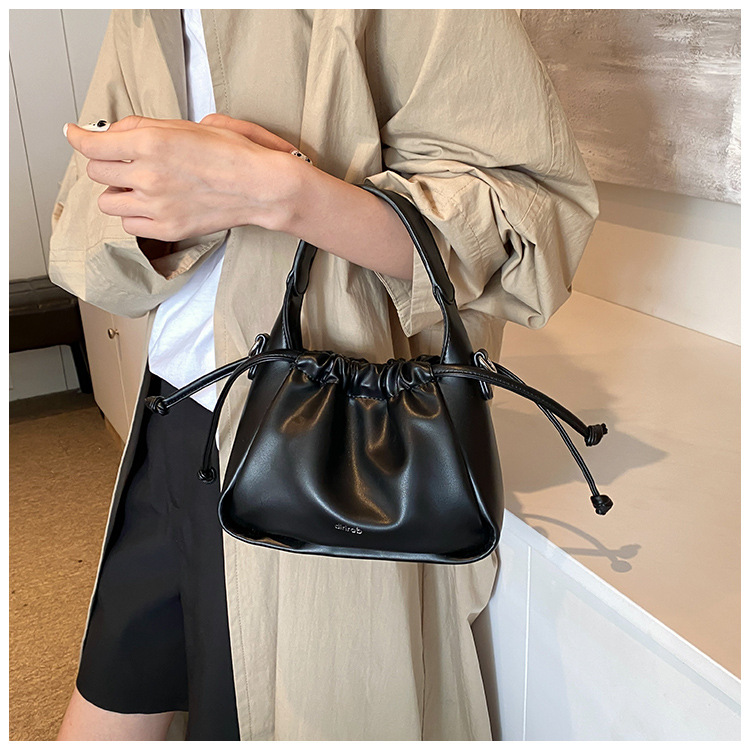 Korean version fashionable drawstring handbag for women 2024 new large capacity bucket commuting versatile shoulder_voghion.com