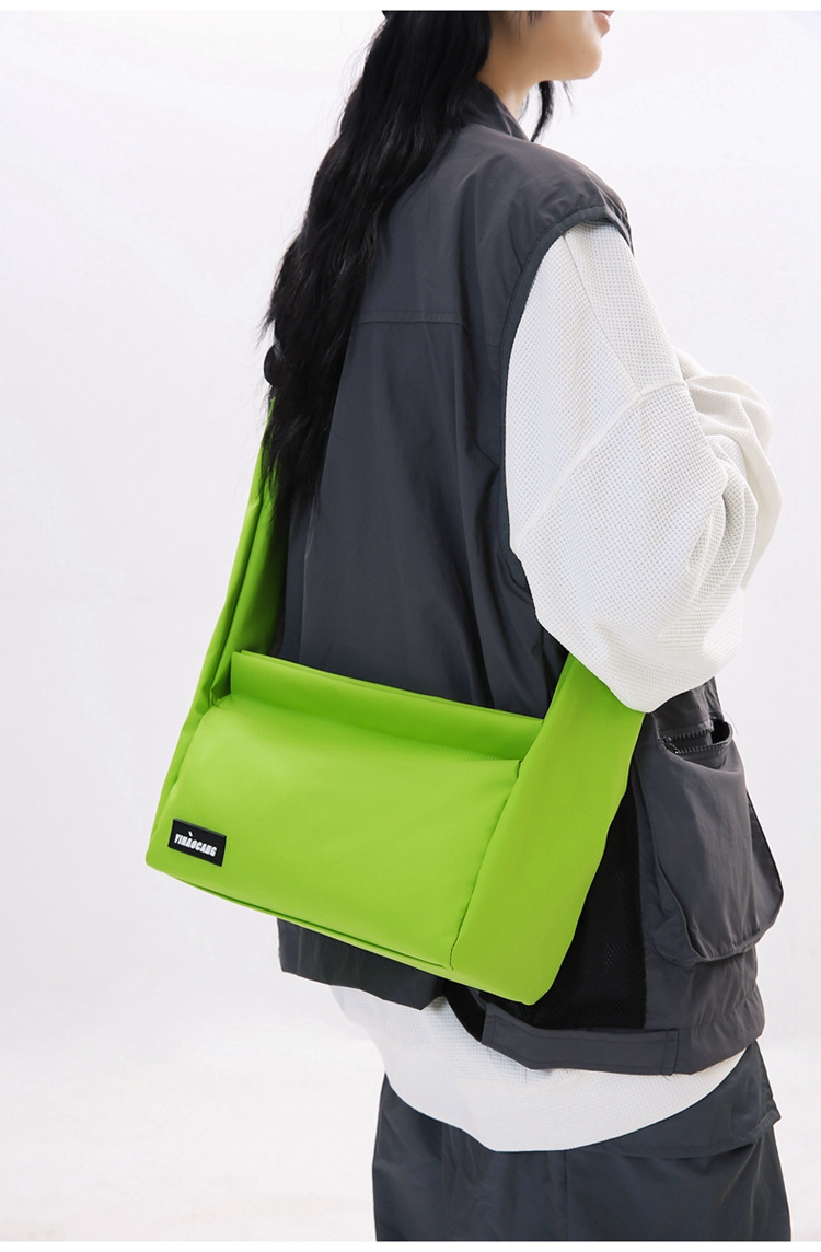 Unisex Medium CK Derm Solid Color Streetwear Zipper Crossbody Bag display picture 8