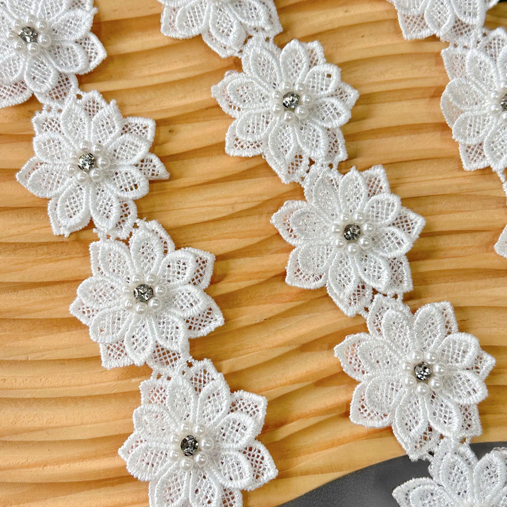 Blanco encaje perla flor encaje exquisito ropa elegante ropa infantil bolsas zapatos sombreros joyas para el cabello decoración