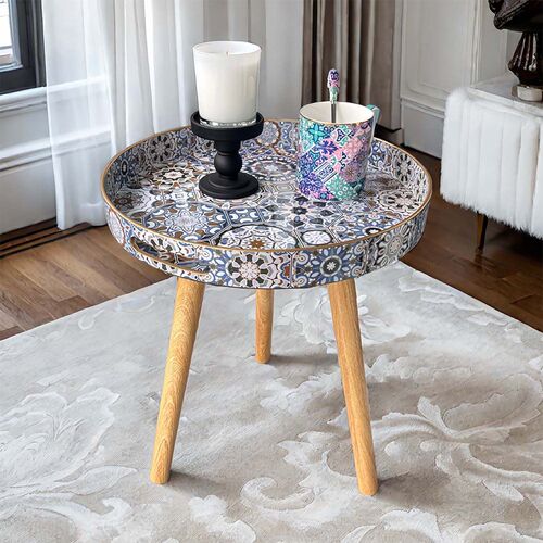 A small side table with three detachable 40cm wooden legs, in a Bohemian style, serving as an indoor coffee table or tea table.