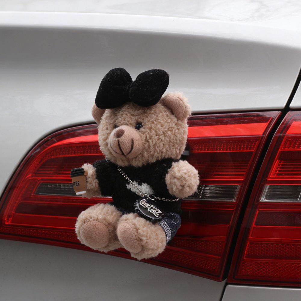 Colgante de coche Colgante trasero Dibujos animados lindo oso trasero trasero muñeca adorno pegatina baúl fuera del coche muñeca