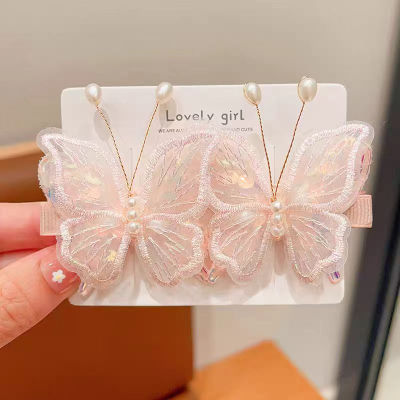 Un par de mariposas blancas
