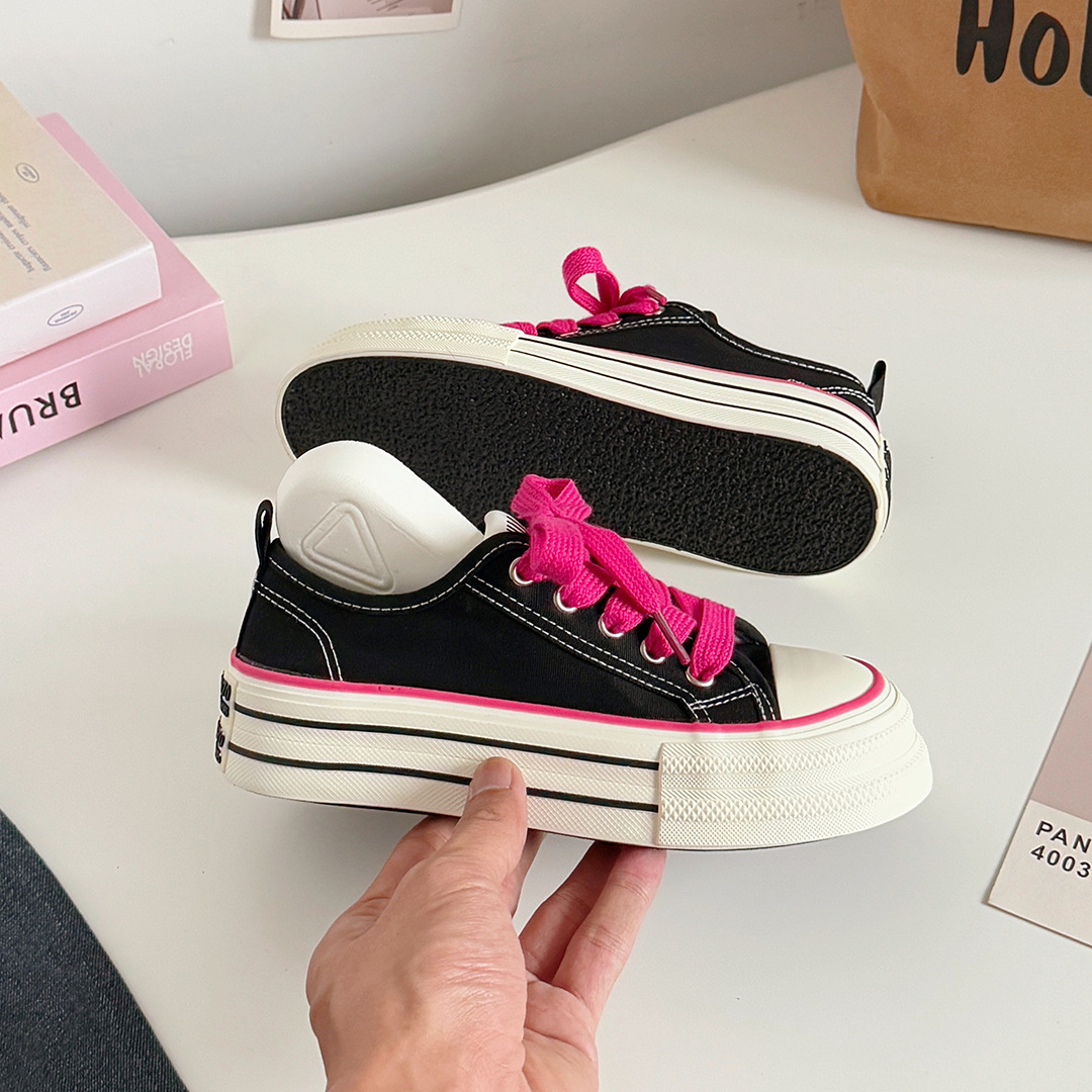 Estilo de Hong Kong nicho zapatos de lona de suela negra y gruesa mujer 2025 nuevos zapatos deportivos de tablero estudiantil h1323 a principios de otoño
