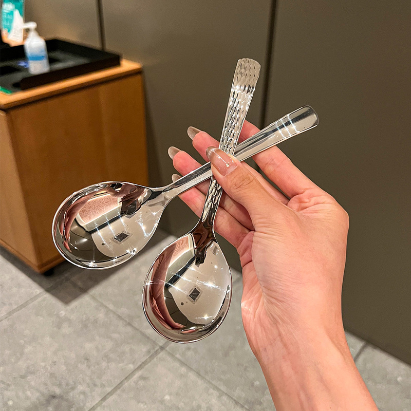 304ステンレス製の大きなヘッドスプーン、高級感のある槌目加工の深い丸頭スプーン、見栄えの良い家庭用食事と飲み物用の大きなスプーン|undefined