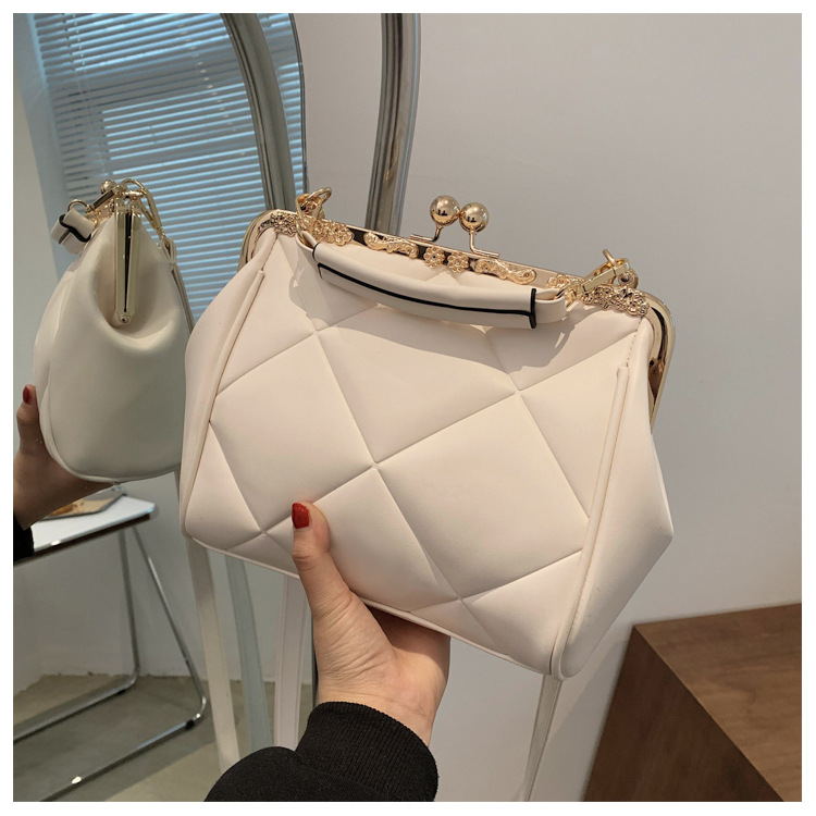 New Fashion Rhombus Embossed One-shoulder Diagonal Clip Bag Wholesale Nihaojewelry display picture 13