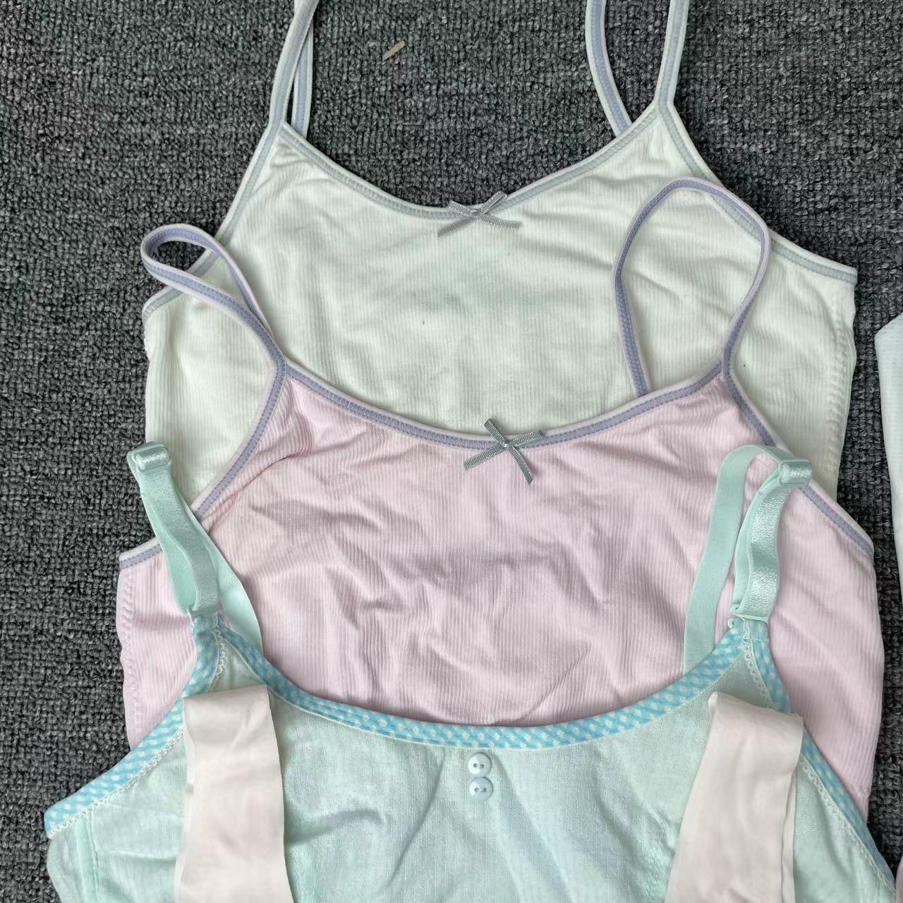 Varios inventario precio bajo tratamiento de liquidación defecto teñido niñas alrededor de las niñas belleza espalda pecho pad ropa interior al por mayor