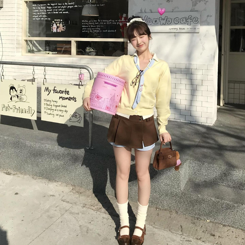 Korean-style design, faux two-piece shirt collar knit cardigan, women's early autumn new collection, striped tie design, youthful top Korean-style design, faux two-piece shirt collar knit cardigan, women's early autumn new collection, striped tie design, youthful top