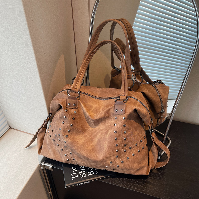 Large-Capacity Casual Soft Leather Rivet Tote Bag for Women 2025 Summer Casual Versatile High-End Shoulder Crossbody Bag