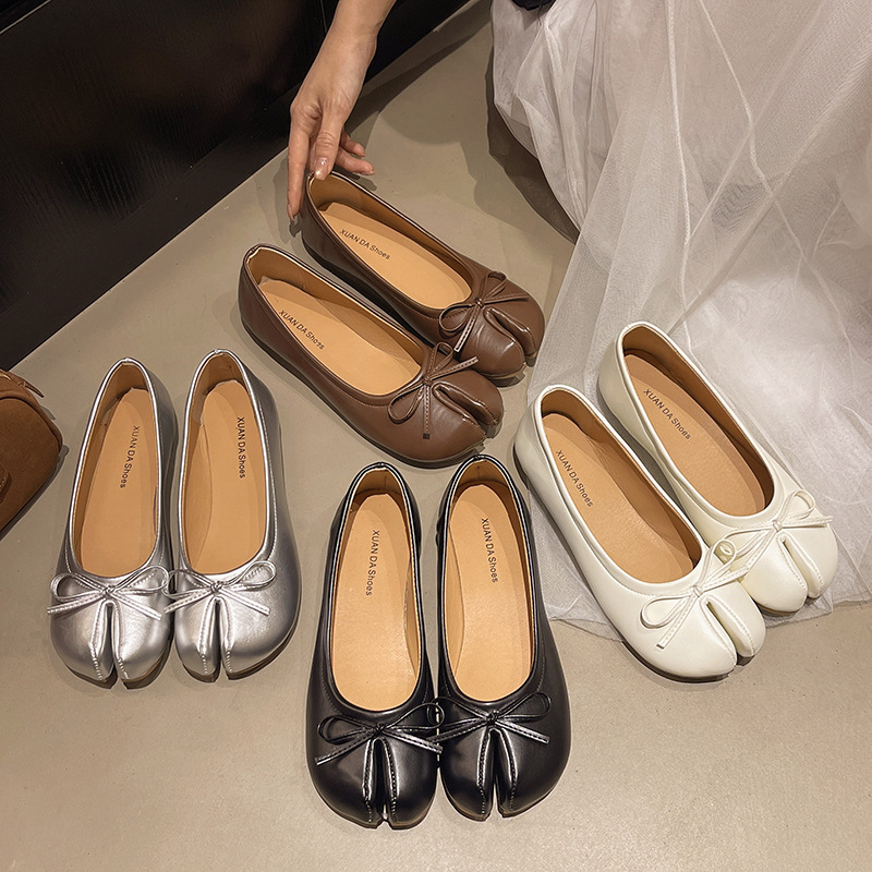 Flat-soled split-toe pig's trotters shoes red single-layer shoes women's shoes spring and autumn 2025 summer silver bow thumb pig's feet shoes