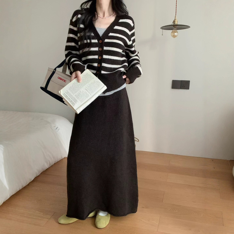 2025秋冬新款撞色条纹V领开衫毛衣女宽松慵懒风针织半身裙两件套|undefined
