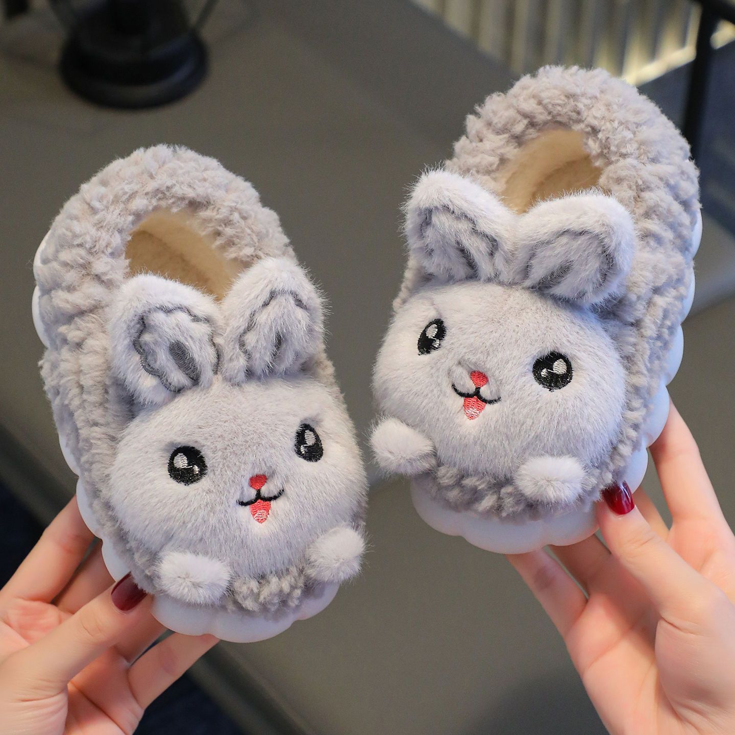 Zapatos de algodón para niños en invierno en el hogar calentamiento antideslizante para niñas zapatos de peluche de moda para niños zapatillas de algodón tacones