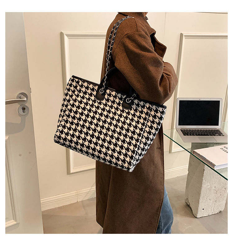 High-grade Chain Shoulder Large Capacity Tote Bag 2021 New Bags Women's Commuter Houndstooth Portable Big Bag display picture 2