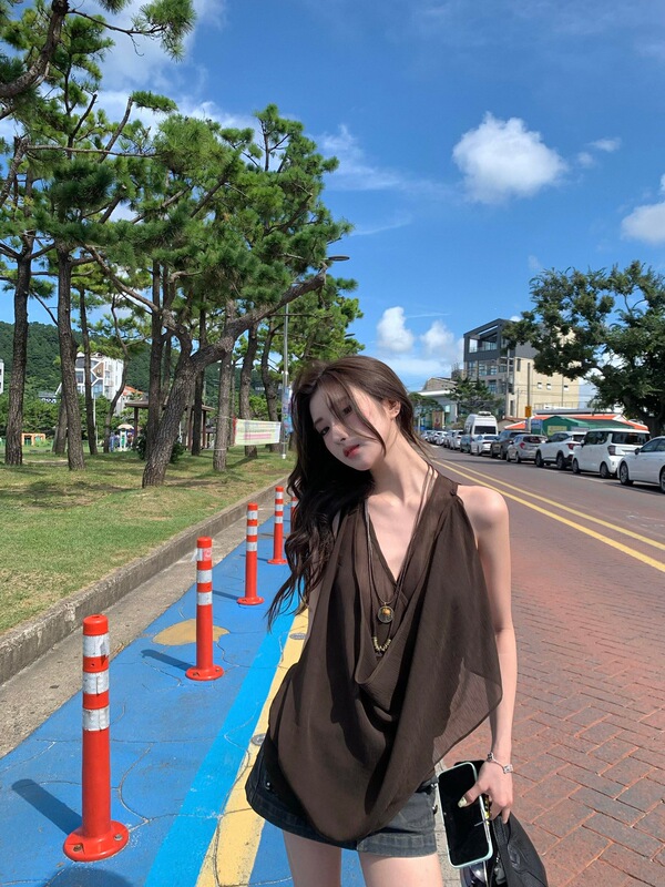 Purely desirable style, halter neck camisole for women, summer design, coffee color, loose-fitting top, relaxed sleeveless T-shirt Purely desirable style, halter neck camisole for women, summer design, coffee color, loose-fitting top, relaxed sleeveless T-shirt