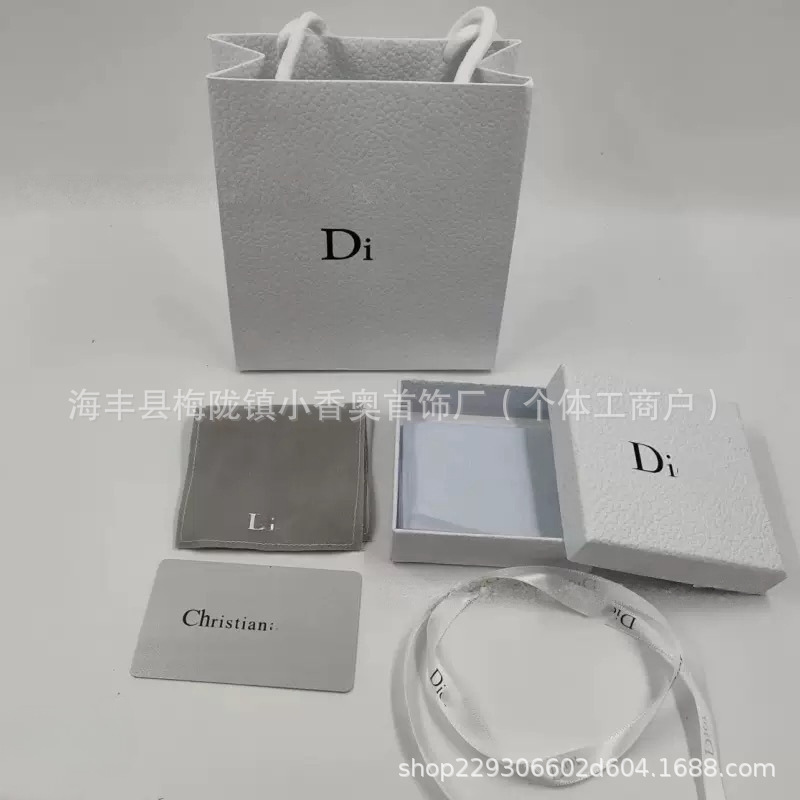 Dior's New White Jewelry Packaging Box with Black Lettering and Gold Logo, Suitable for Necklaces, Bracelets, and Earrings Dior's New White Jewelry Packaging Box with Black Lettering and Gold Logo, Suitable for Necklaces, Bracelets, and Earrings