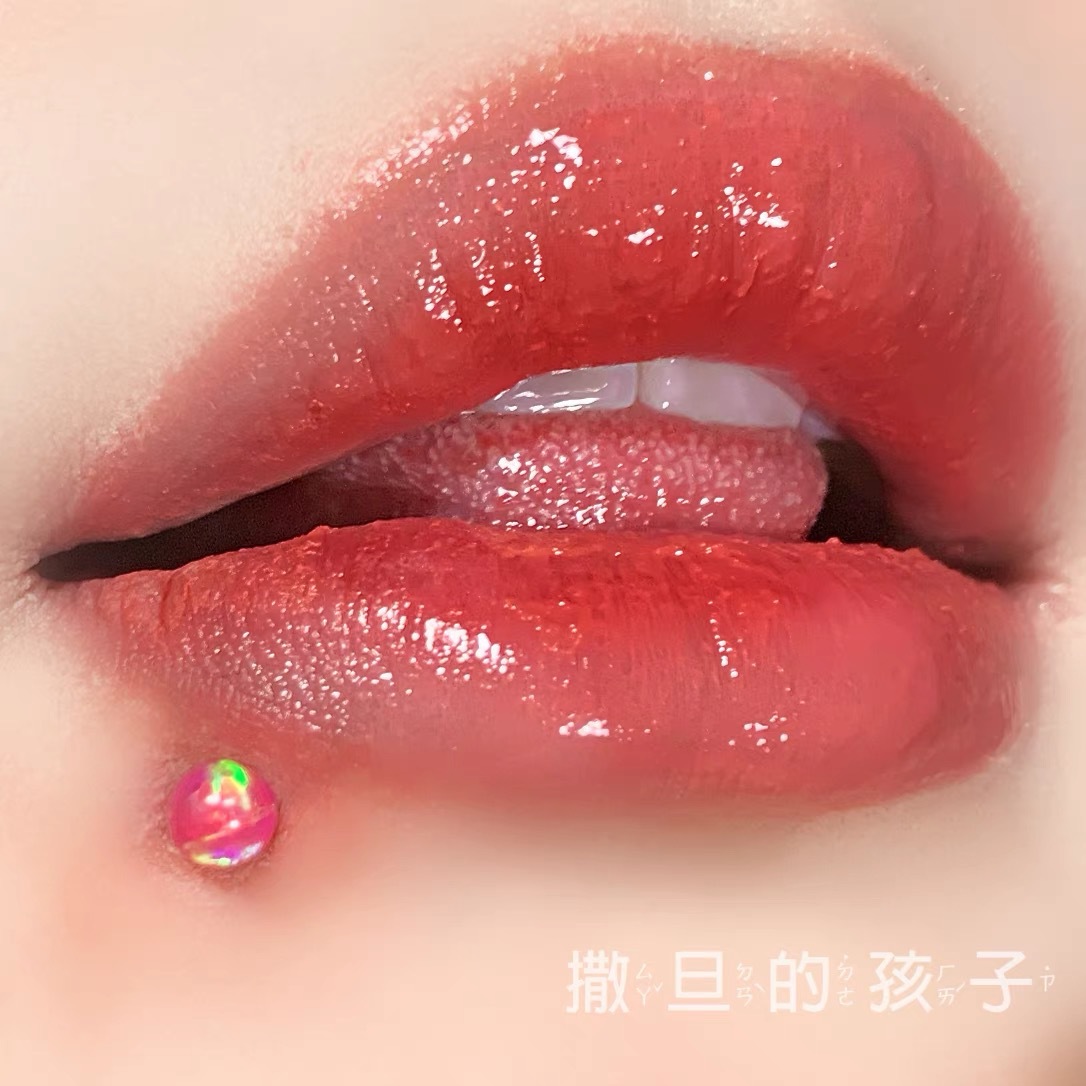 16G labret stud size and finish detail
