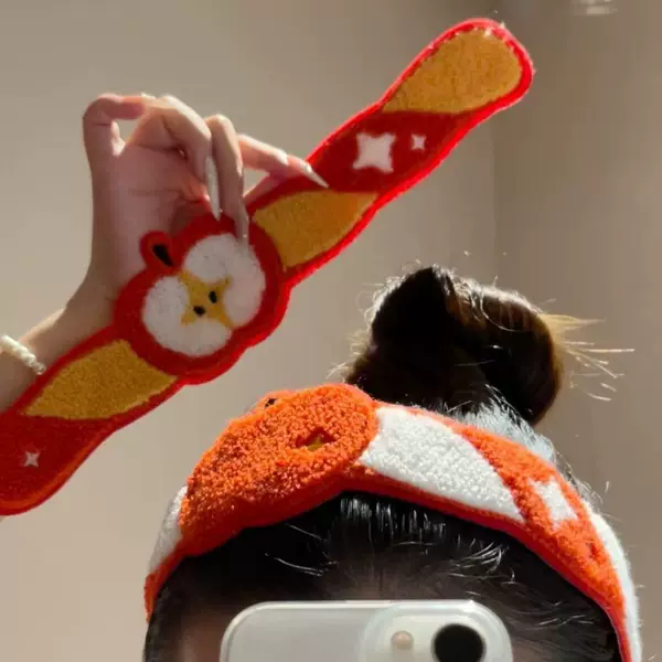 Cute cartoon plush headband, sweet and youthful, perfect for everyday wear and photoshoots, with a Velcro closure for securing stray hairs