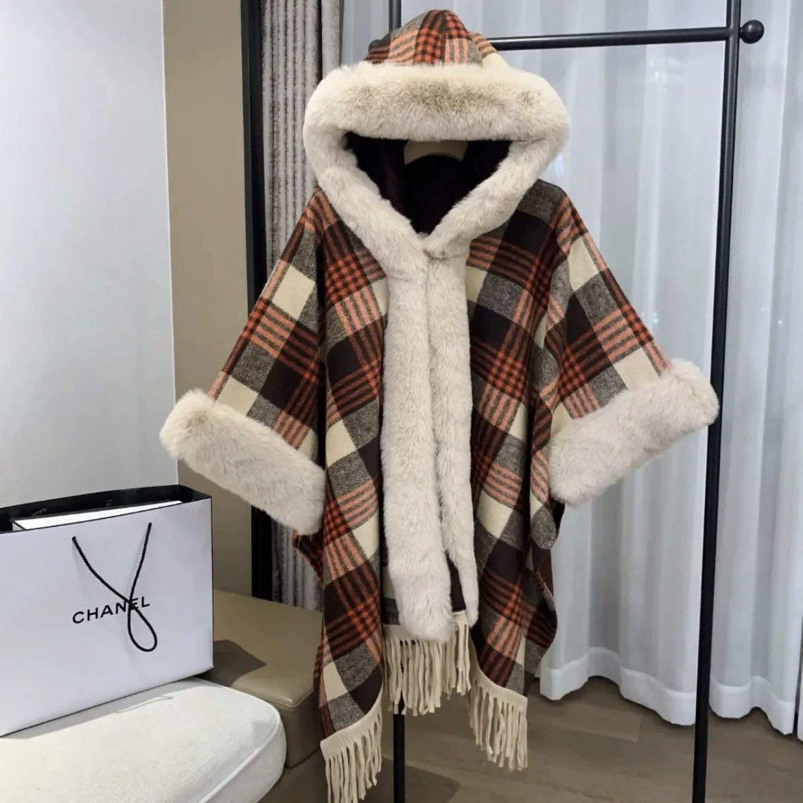 Вязаный плащ-тренч с капюшоном, отделка из faux‑fur, клетчатая вязка с бахромой, большого размера