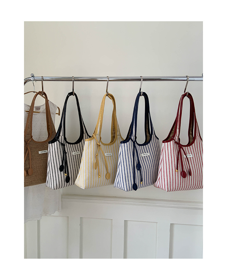 2025 Casual Commuter Tote bag, women's niche striped simple and fashionable hand-held shoulder bag, large-capacity underarm bag undefined