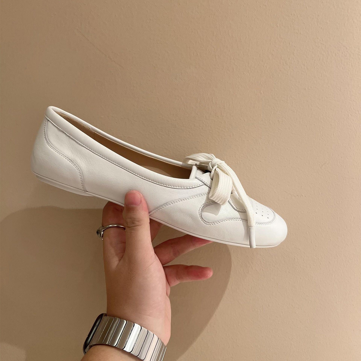 Nuevo verano de 2026 retrógrado fragancia boca superficial perezoso un pie de arco de boquilla agujero plano agujero zapatos de moda