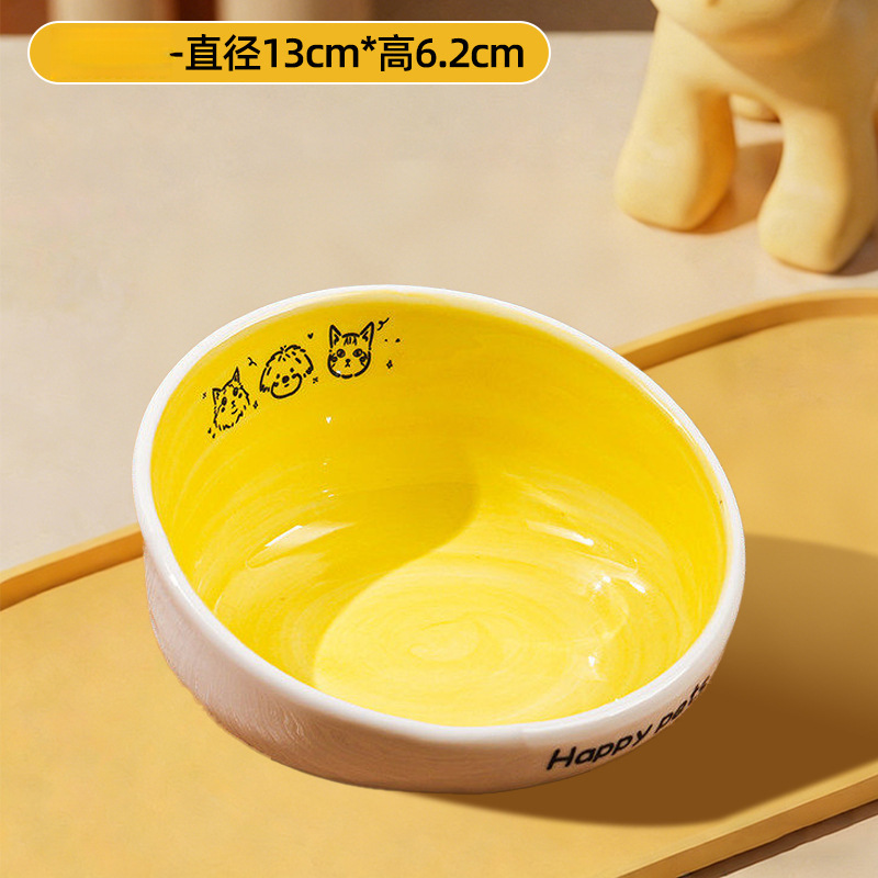 Cuenco de agua amarillo queso