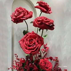 巨大な立体のバラの紙の花のネットの赤いショーウインドーの美陳はデパートの陳列の置物の結婚式の背景を飾って花芸を飾ります。