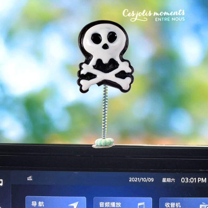Coche de Halloween sacudiendo la cabeza pequeños adornos nuevos y adorables adornos de pantalla de consola central de coche de carne
