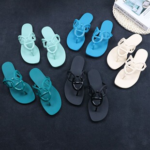�¿�H�Aֺ�i���������һ��Ů���ļ�ƽ�וr��ܛ��ɳ��slippers