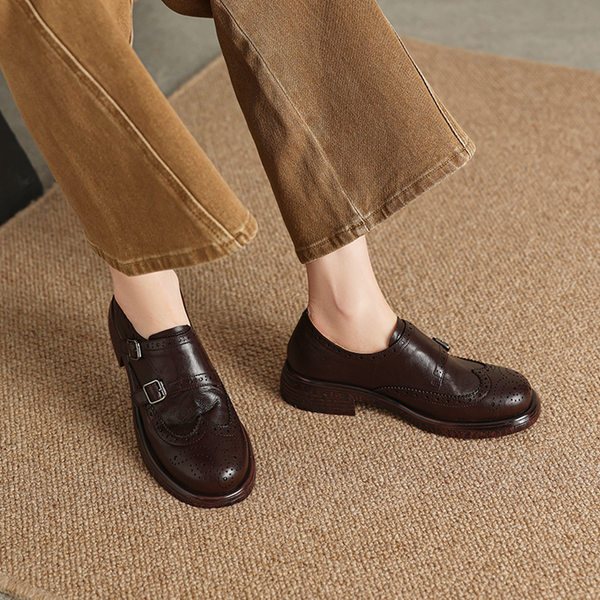 Giày loafer nữ mũi tròn bít phong cách Anh quốc, khóa thắt lưng trang trí — màu nâu