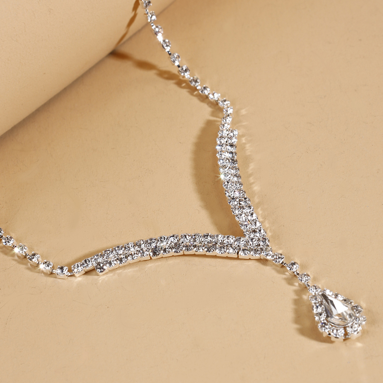 Designer-Stil, modisches Volldiamant-Halsketten-Ohrnagel-Set mit Tropfen-Anhänger und V-Ausschnitt_voghion.com