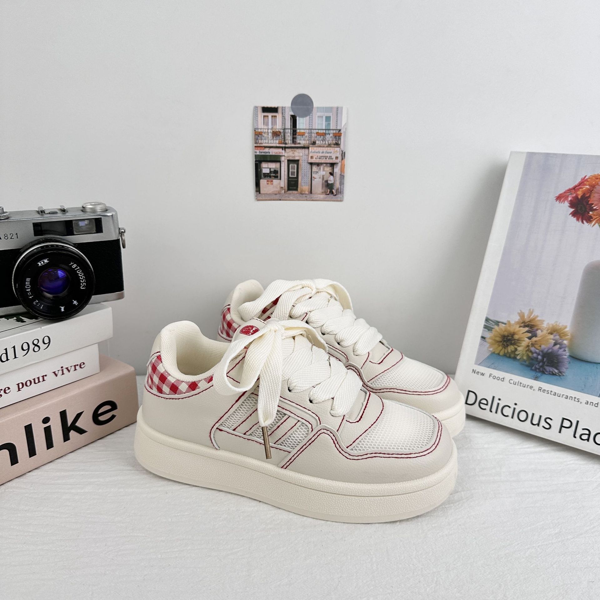 Zapatos blancos de verano de 2025 nuevos zapatos de mujer, zapatos casuales de nicho, zapatos de malla transpirables con suela gruesa