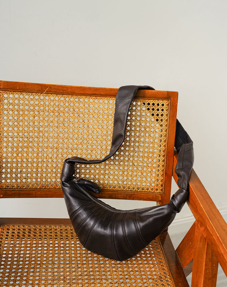 2025新型ネット紅羊角包羊皮餃子包真皮女包牛角包可讃包斜め掛け胸包