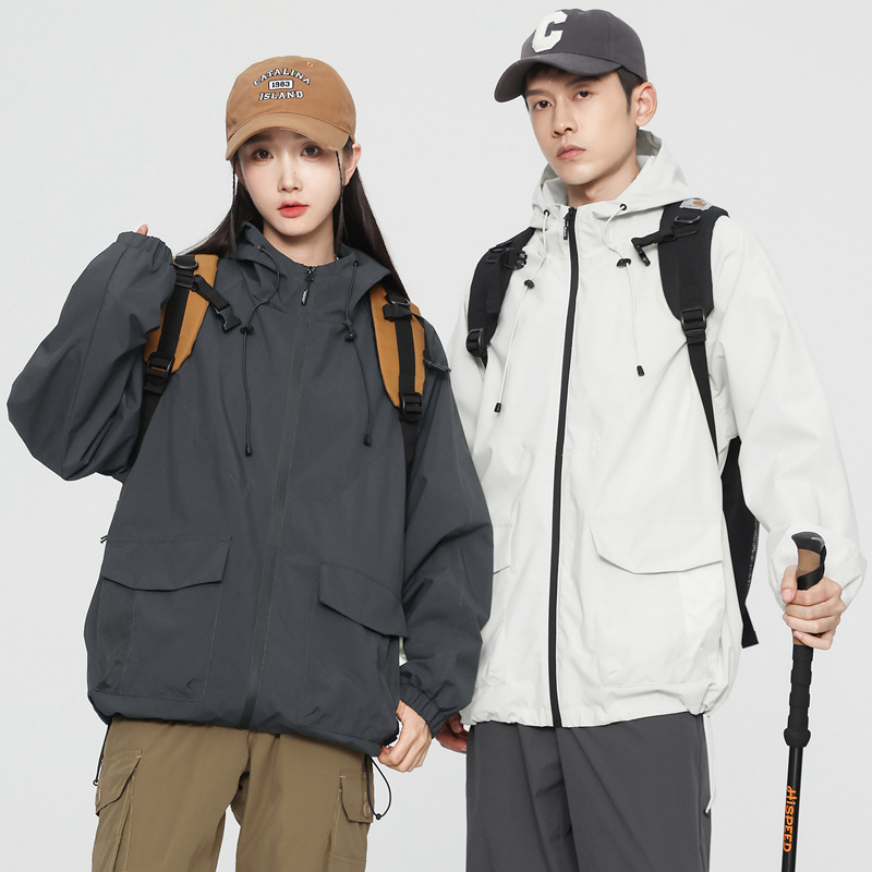 2024 Primavera al aire libre chaqueta con capucha de tres prueba pareja montañismo chaqueta de los hombres Hong Kong estilo chaqueta al por mayor