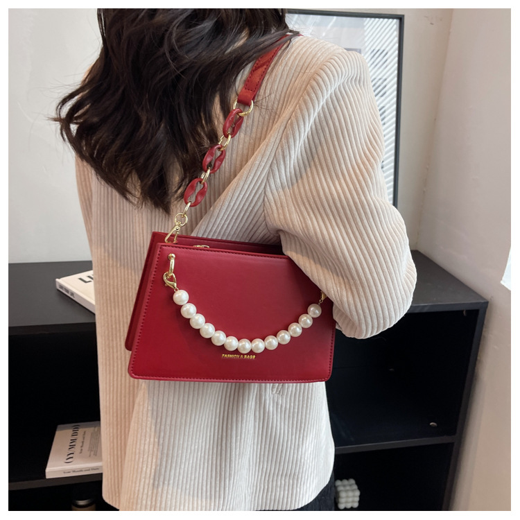 Women's Small Pu Leather Solid Color Elegant Pearls Zipper Shoulder Bag display picture 5