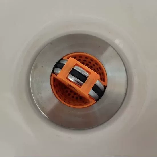 Ситечко для мытья овощей, посуды и рук; сливная пробка для предотвращения запаха и фильтрации мусора и волос.