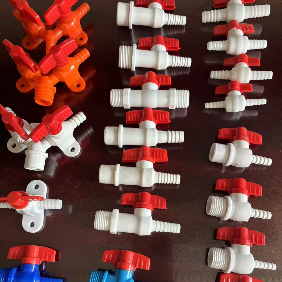 Пластиковая внешняя шелковая поверхность окрашенный шаровой кран пагода рот мяч водный автомобильный резервуар для воды переключатель аквариума