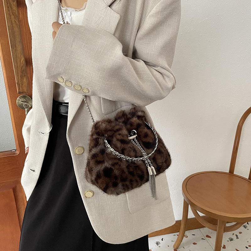 Bolsa de peluche portátil de moda transfronteriza para mujeres 2025 invierno nueva moda cadena bolso de hombro de alta calidad bolso de mochila