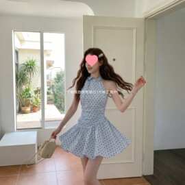 超好看蓝色波点挂脖连衣裙女装2026夏季气质海边度假花苞短裙