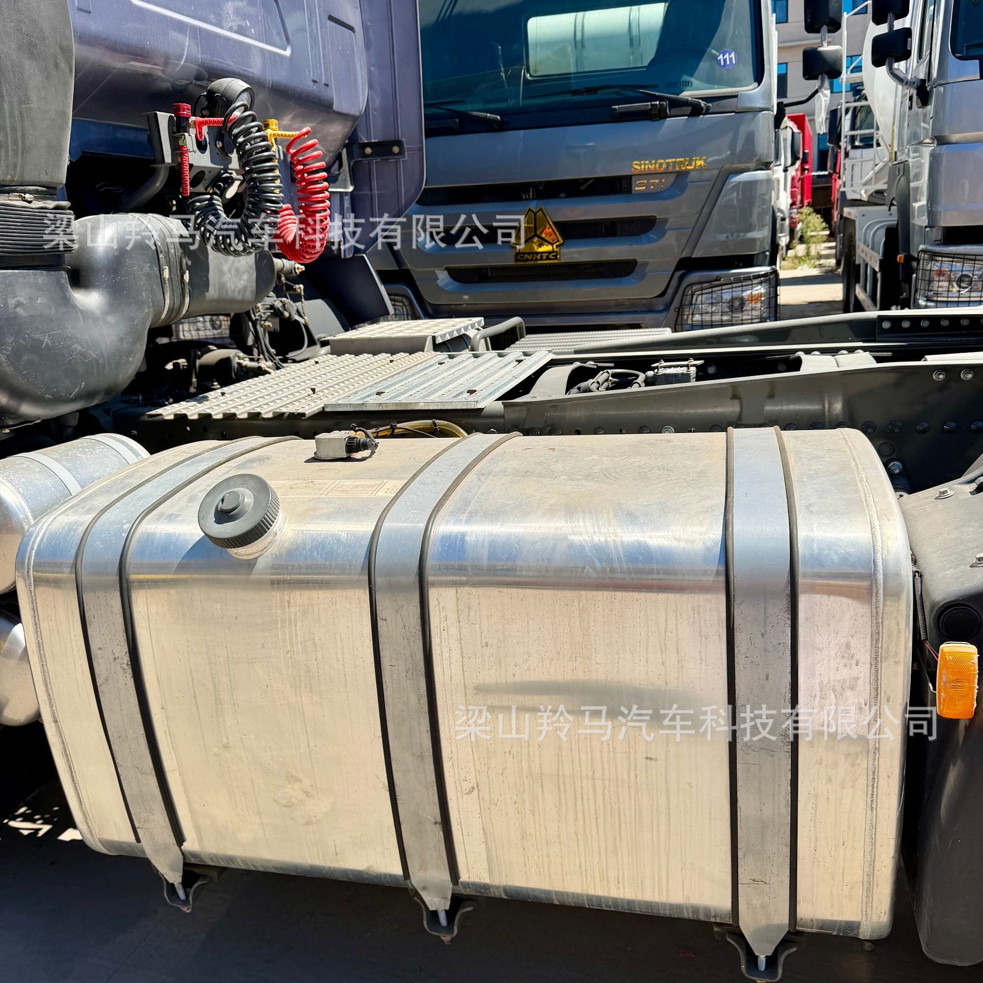 Exported Sinotruk HOWO T7H6X4 tractor head, HOWO semi-trailer heavy-duty 500 horsepower trailer head