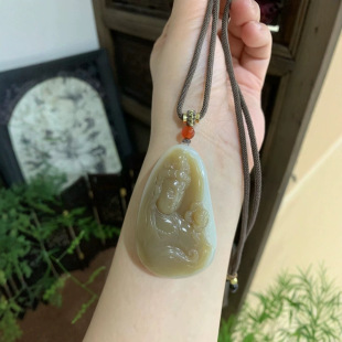 Hetian jade and the material suet jade Guanyin, delicate as fat, sugar white clearly carved, wearing the atmosphere solemn