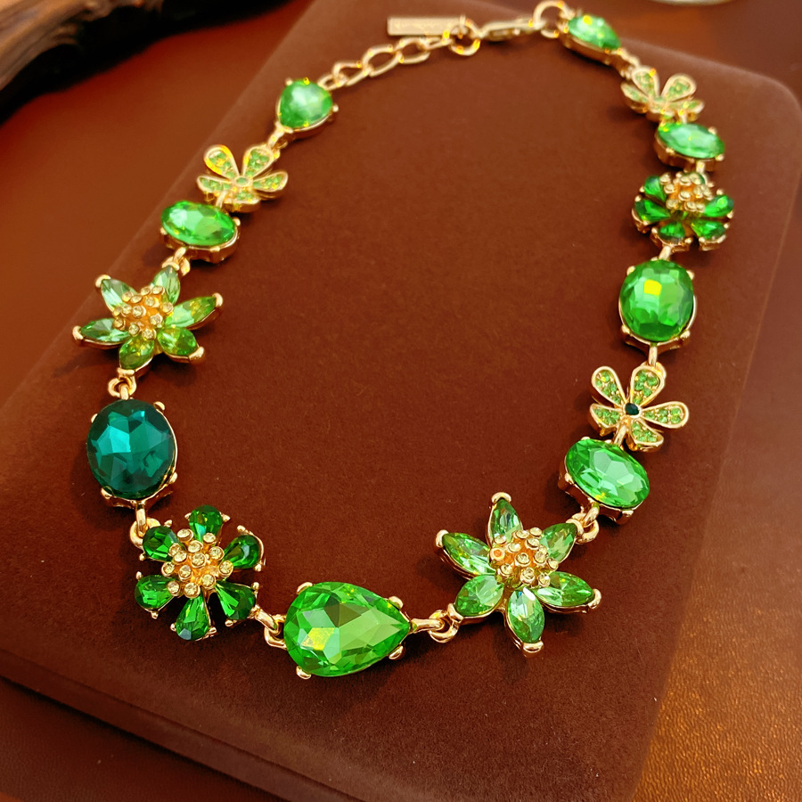 Medieval vintage cuentas collar de mariposa de resina de diamante ligero lujo nicho cadena de clavícula de alta calidad conjunto de joyas